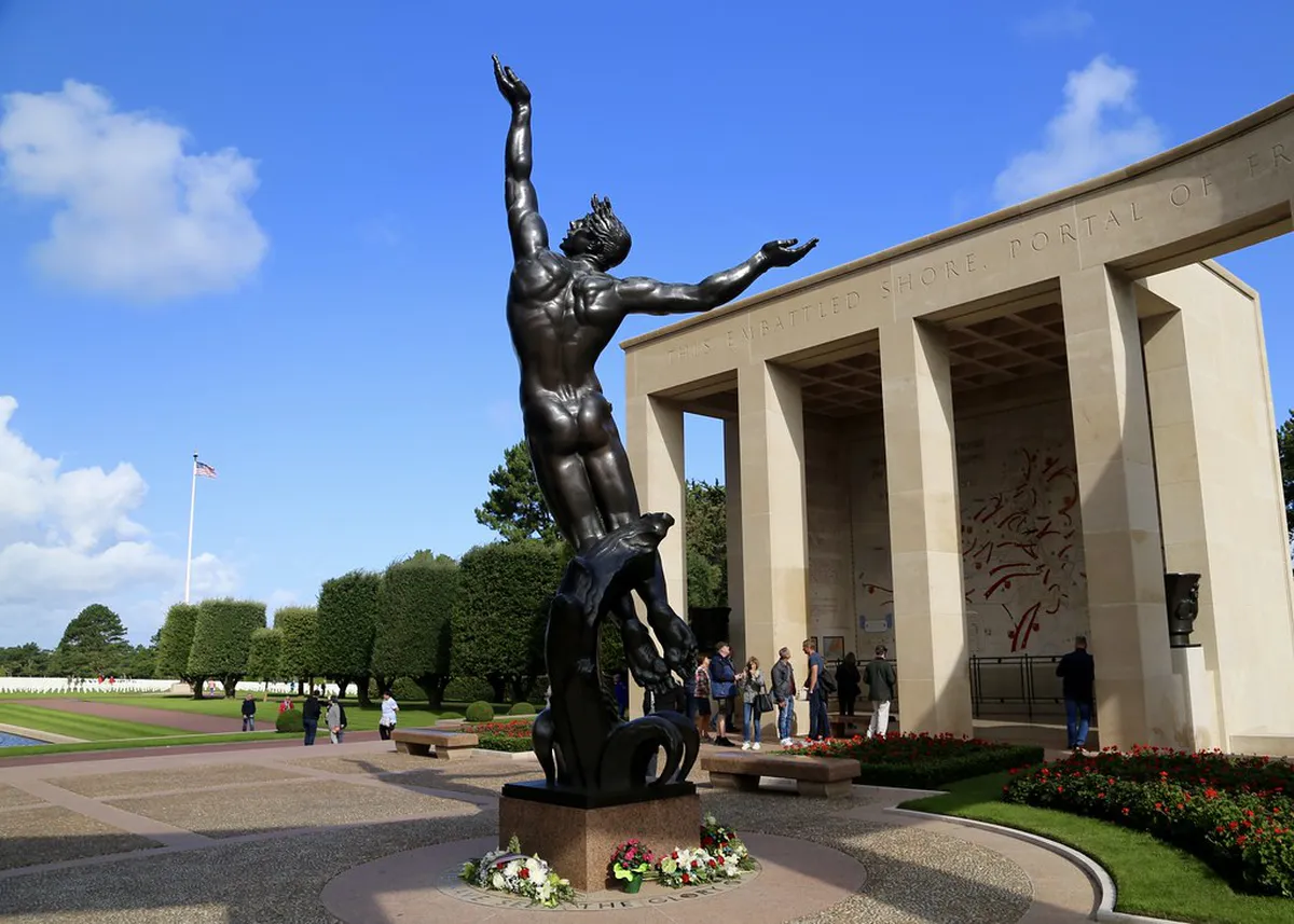 10 Must-see Statues on a Senggigi Walk | Lombok Guide