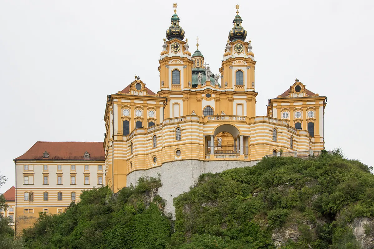 Best Time for Walking Tour Solo: Seasonal Guide 2026