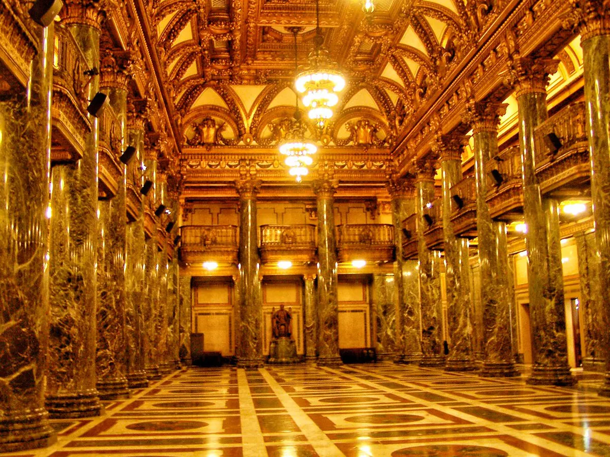 1-Day Itinerary: Top Landmarks on a Hat Patong Walking Tour